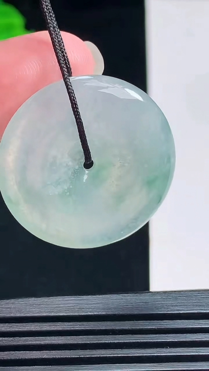 天然A货翡翠平安扣吊坠，尺寸28-5 重量:8.37g
7月15日
