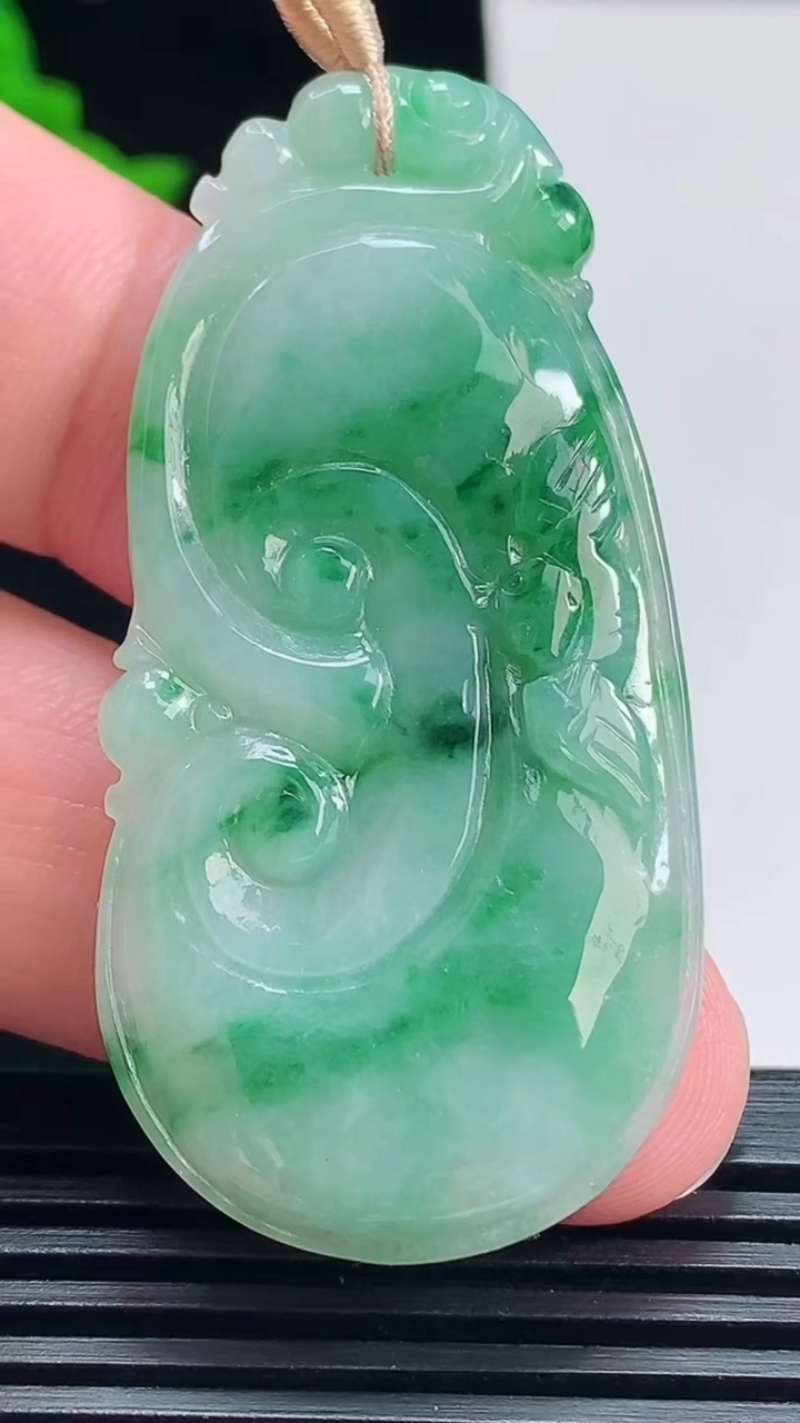 天然A货翡翠如意吊坠，尺寸53-26-5 重量:12.27g
7月15日