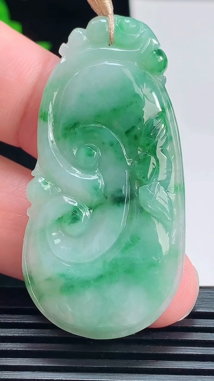 天然A货翡翠如意吊坠，尺寸53-26-5 重量:12.27g
7月15日