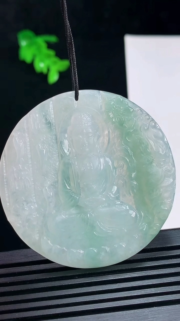 天然A货翡翠大日如来佛吊坠，尺寸51.6-5.2 重量:29.53g
7月15日