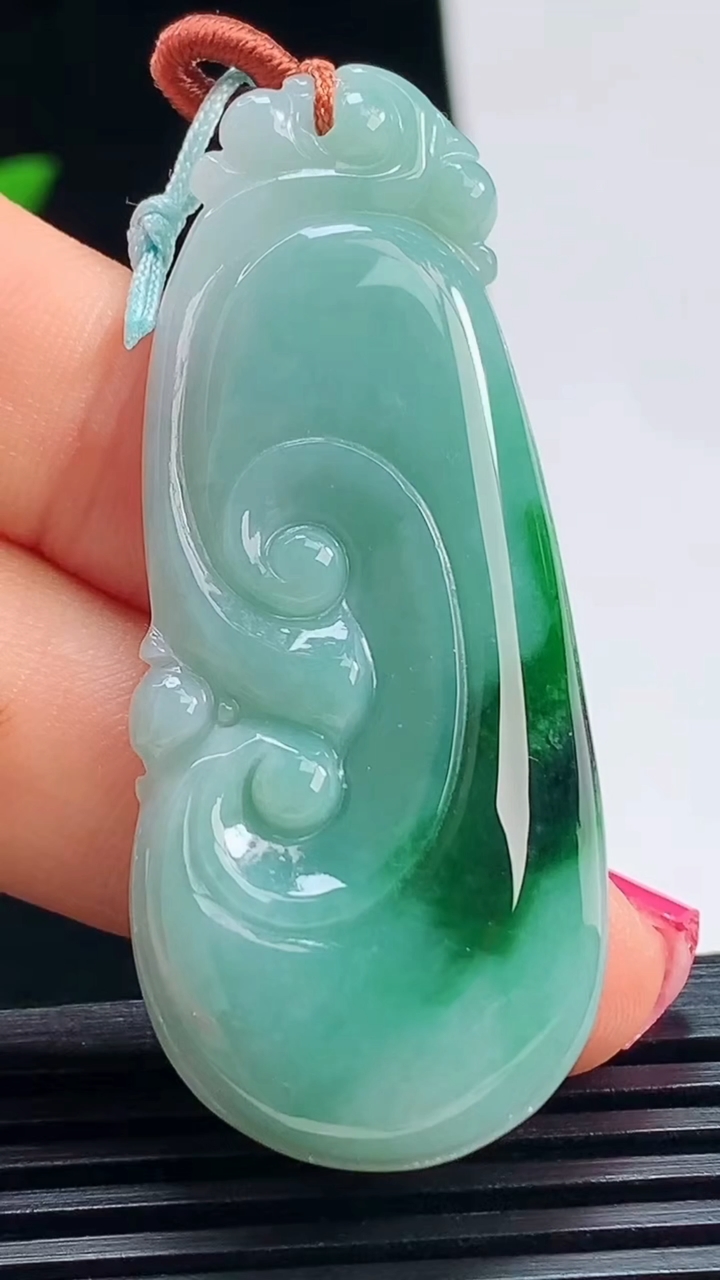 天然A货翡翠如意吊坠，尺寸50.6-21.6-5 重量:10.12g
7月15日