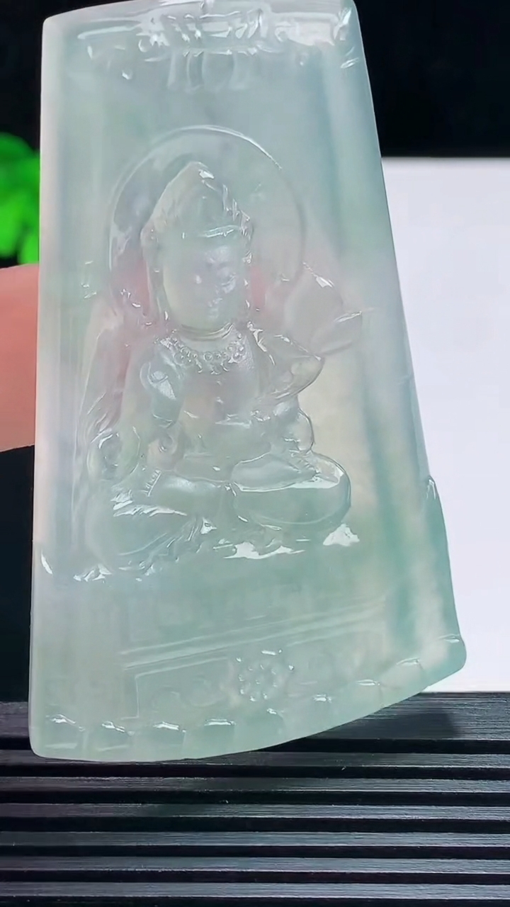 天然A货翡翠大势至菩萨吊坠，尺寸64-39.5-5 重量:28.19g
7月15日