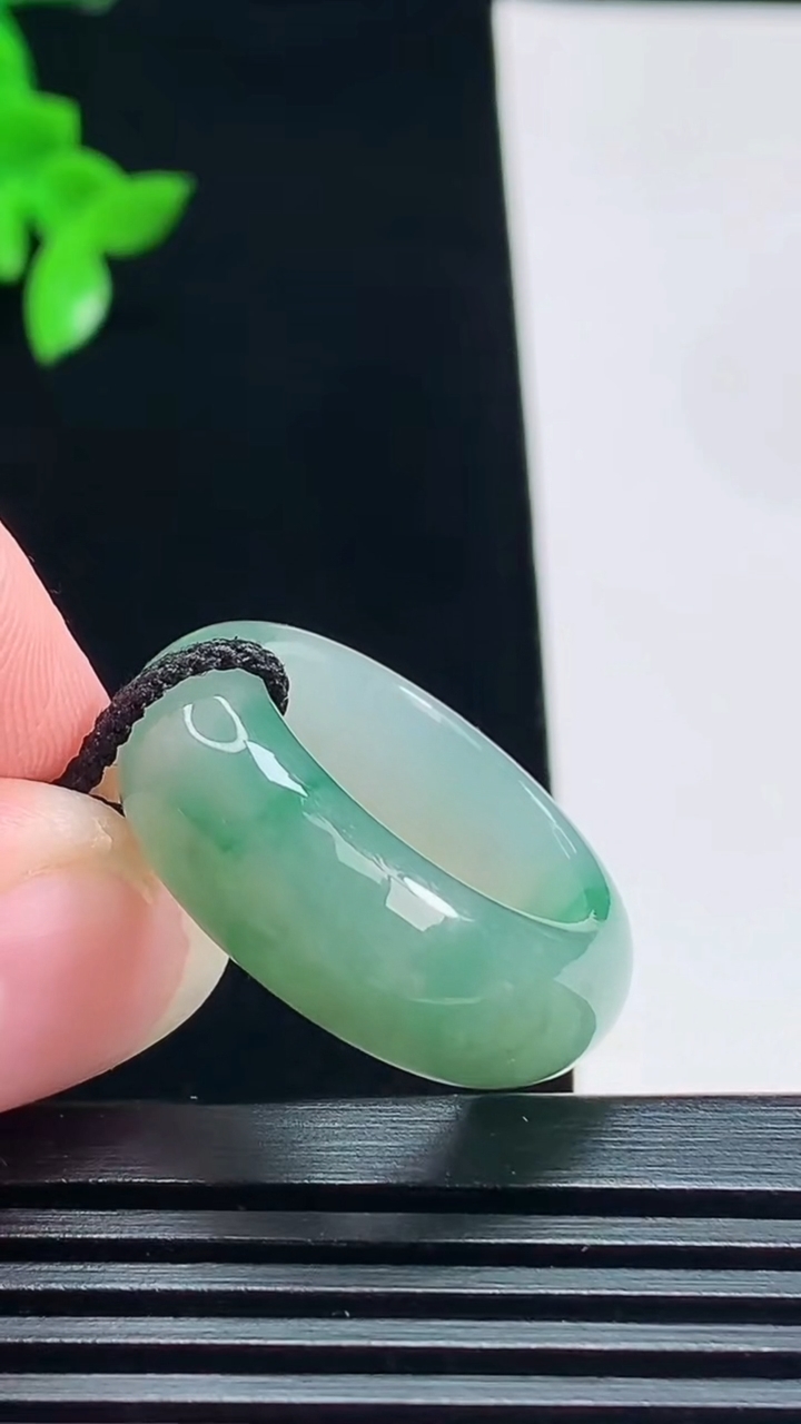 天然A货翡翠玉指环 戒指，尺寸18.6-8.8-4.5 重量:8.02g2026年7月15日
工厂直销收藏佳品,种好水足，色泽均匀，有种有色，上手高大气！