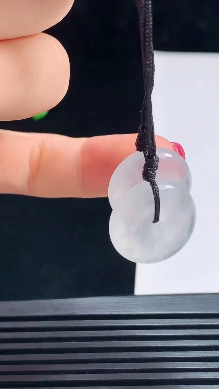 天然A货翡翠种白冰平安扣吊坠一对，尺寸17-4.2 重量:5.30g
7月15日
