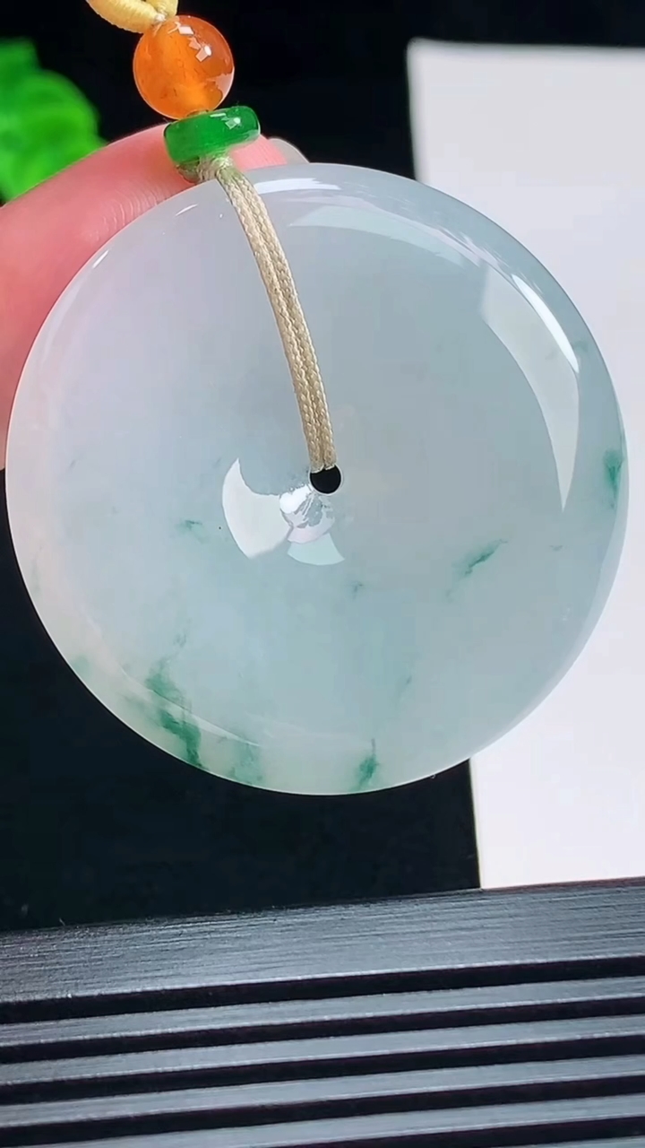 天然A货翡翠冰种飘花平安扣吊坠，尺寸39.6-5.8 重量:20.79g
7月15日