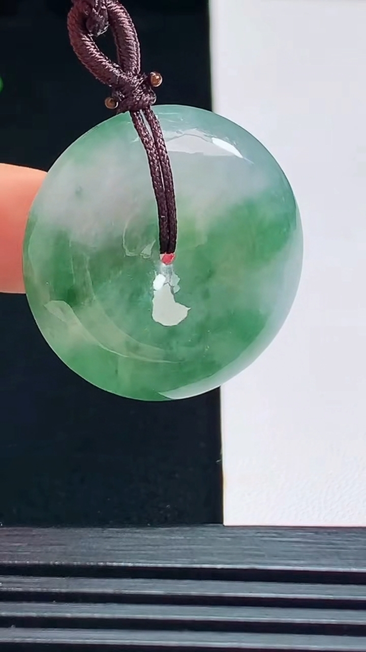 天然A货翡翠平安扣吊坠，尺寸28-5.5 重量:9.00g
7月15日
