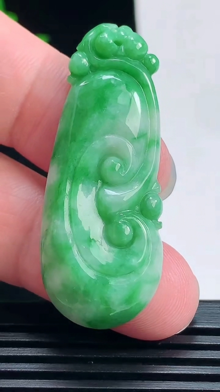 天然A货翡翠如意吊坠，尺寸45.8-18.3-6.3 重量:9.12g
7月15日
