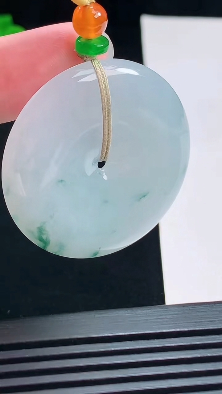 天然A货翡翠冰种飘花平安扣吊坠，尺寸39.6-5.8 重量:20.79g
7月15日