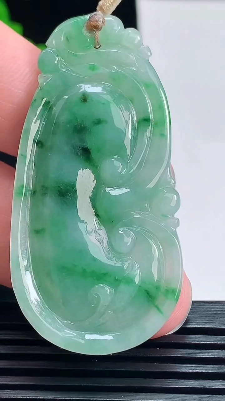 天然A货翡翠如意吊坠，尺寸53-26-5 重量:12.27g
7月15日