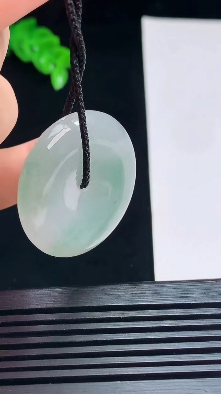 天然A货翡翠平安扣吊坠，尺寸32-5.5 重量:12.38g
7月15日
