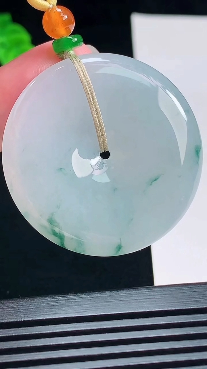 天然A货翡翠冰种飘花平安扣吊坠，尺寸39.6-5.8 重量:20.79g
7月15日