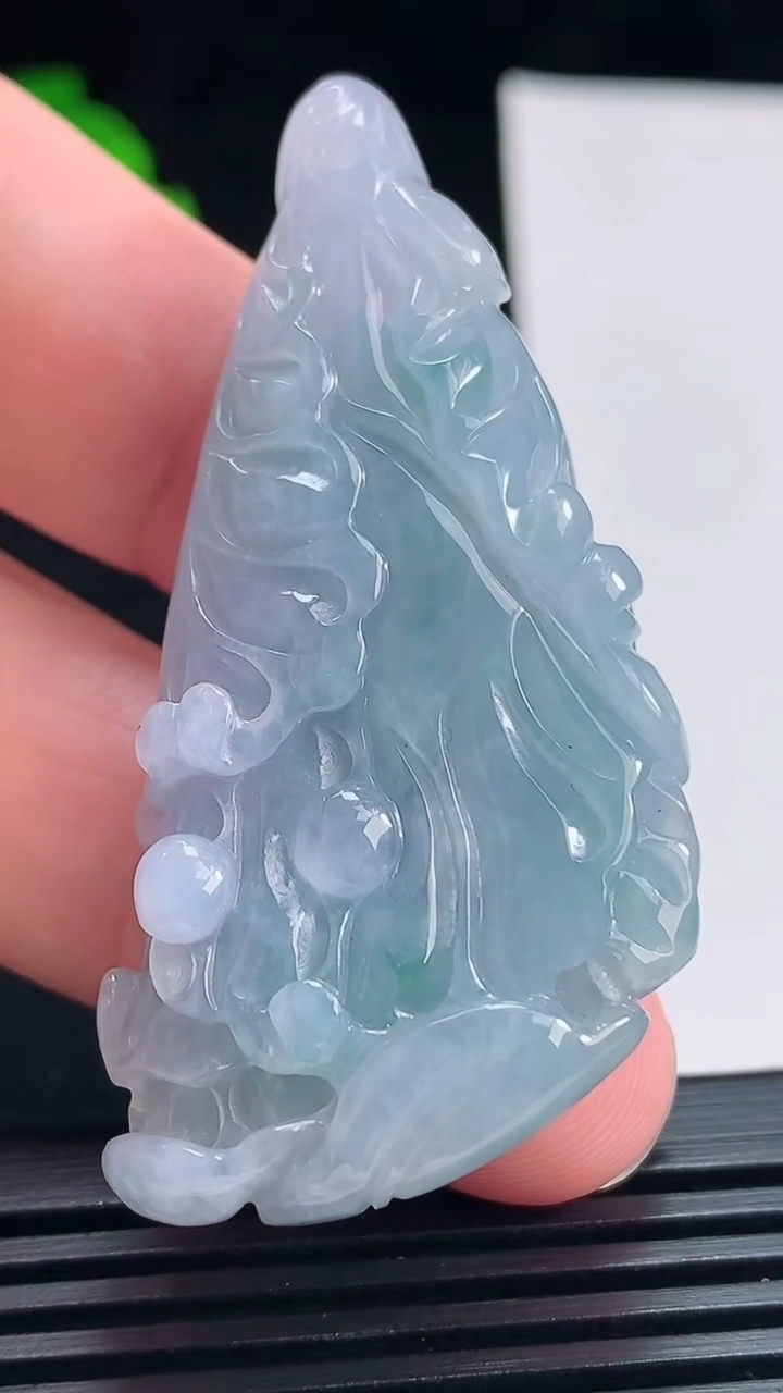 天然A货翡翠紫罗兰 飘花白菜吊坠，尺寸55-27.6-13 重量:30.36g
7月15日