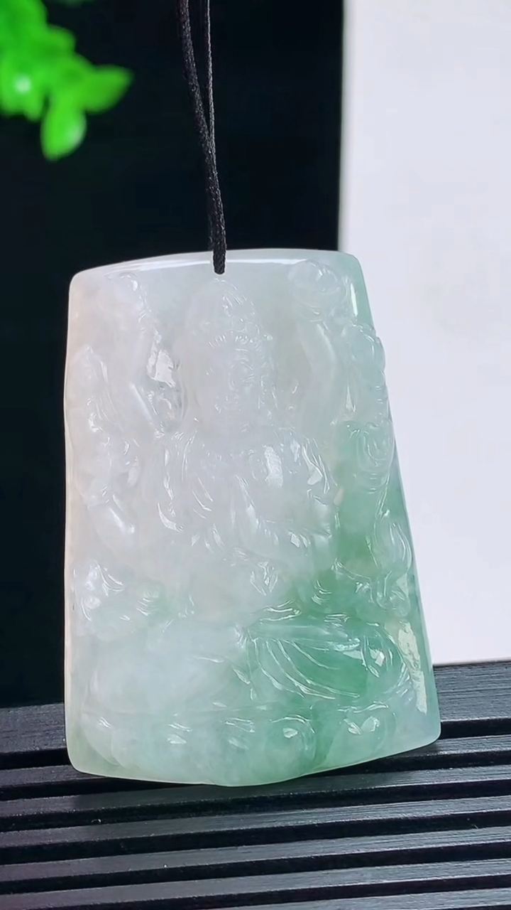天然A货翡翠飘花千手观音菩萨吊坠，尺寸43.6-30-5.6 重量:15.87g
7月15日