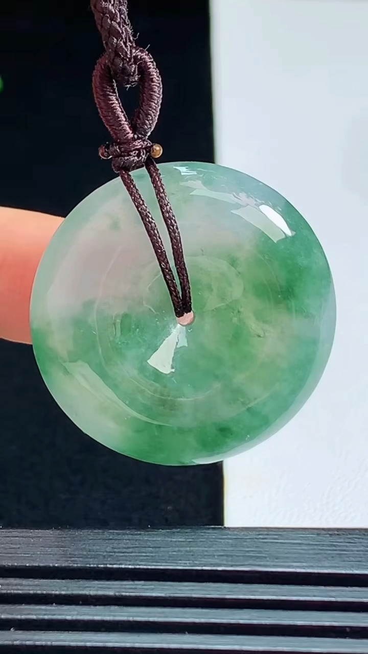 天然A货翡翠平安扣吊坠，尺寸28-5.5 重量:9.00g
7月15日
