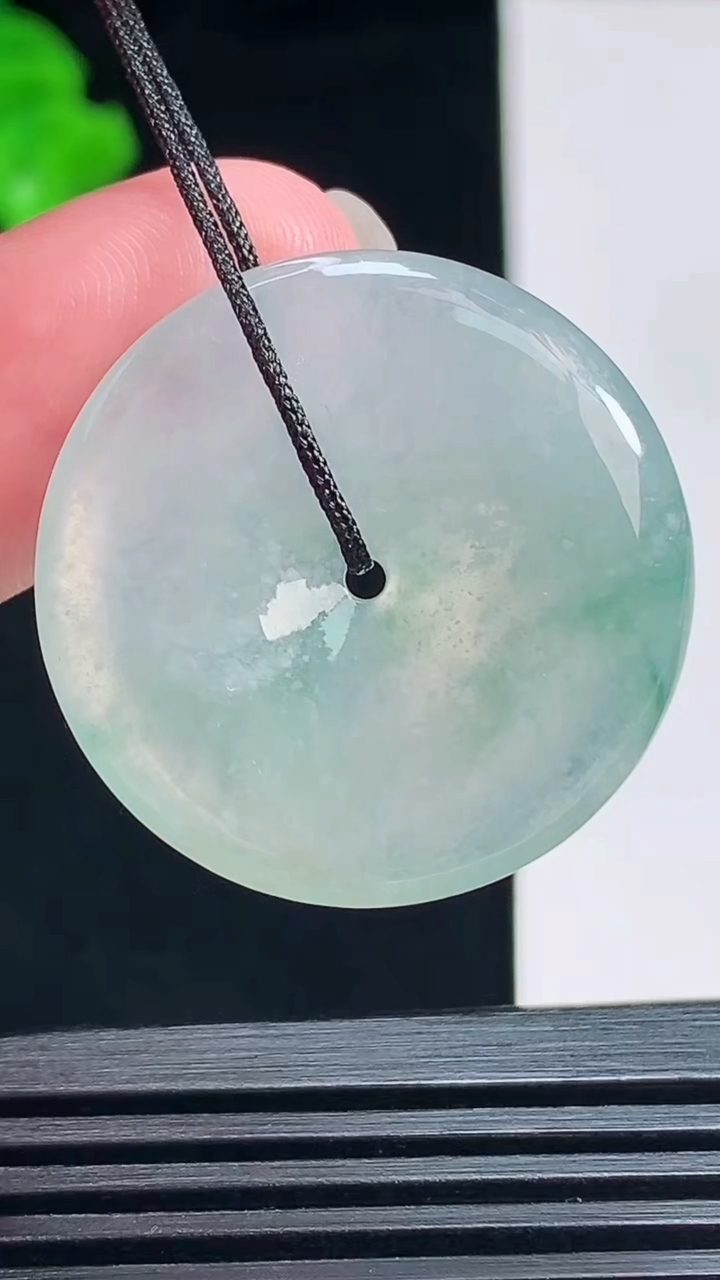 天然A货翡翠平安扣吊坠，尺寸28-5 重量:8.37g
7月15日