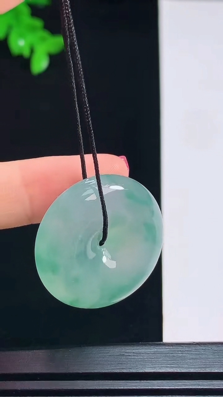 天然A货翡翠种飘花平安扣吊坠，尺寸26.3-6.6 重量:9.67g
7月15日