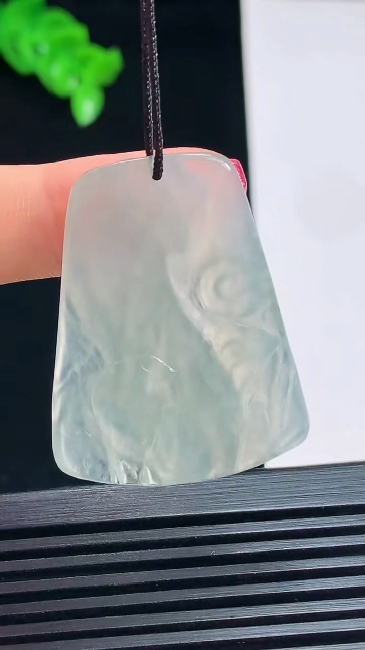 天然A货翡翠生肖虎牌吊坠，尺寸36-28-4 重量:7.53g
7月15日