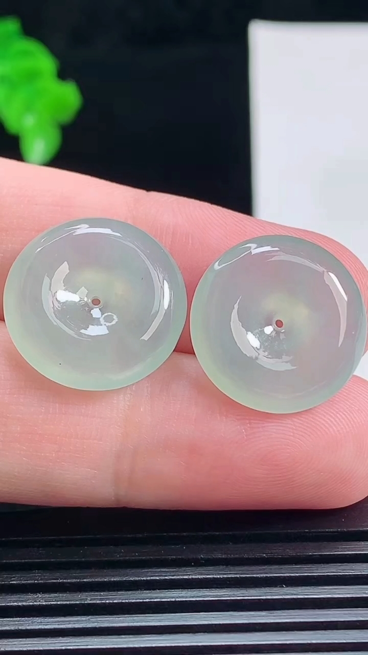天然A货翡翠平安扣吊坠一对，尺寸18-4.8 重量:6.00g
7月15日