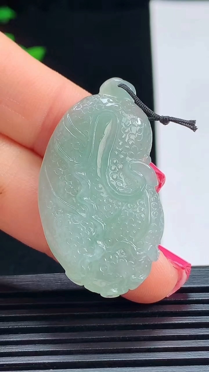 天然A货翡翠白菜吊坠，尺寸37-20-6 重量:7.79g
7月15日