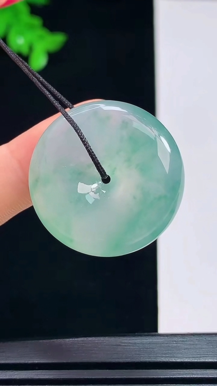天然A货翡翠种飘花平安扣吊坠，尺寸26.3-6.6 重量:9.67g
7月15日