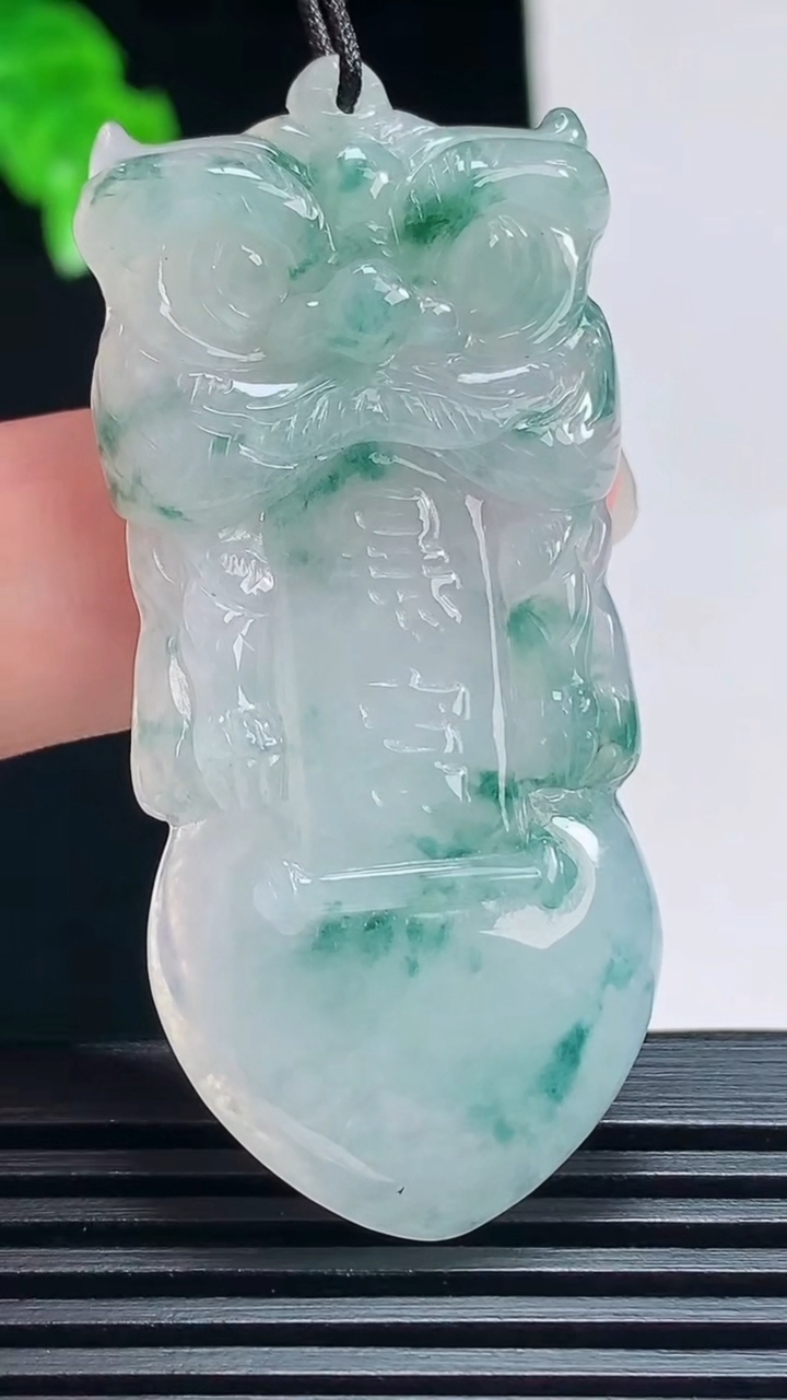 天然A货翡翠飘花狮子牌吊坠，尺寸53-24.5-6 重量:13.8g
7月15日