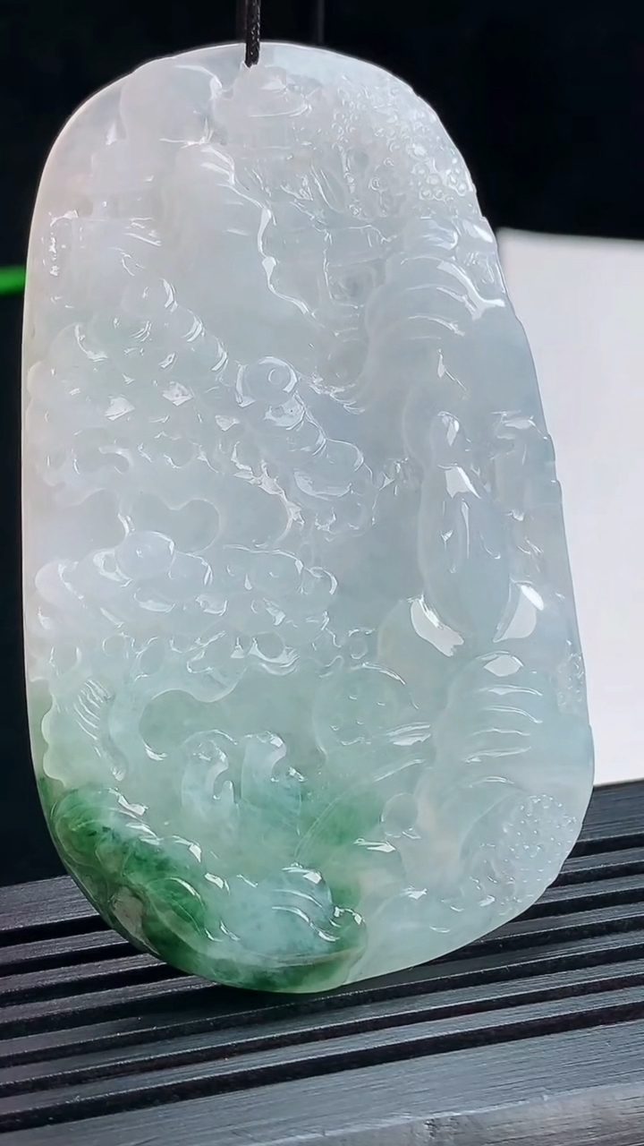 天然A货翡翠牌吊坠，尺寸67.2-40.6-5.2 重量:32.08g
7月15日