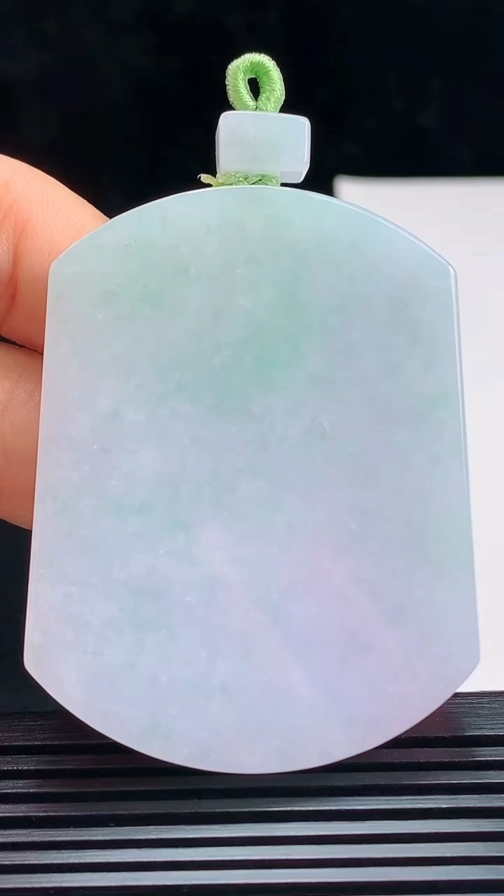 天然A货翡翠春带彩 紫罗兰无事牌吊坠，尺寸53.8-41-5.5 重量:38.17g
7月15日