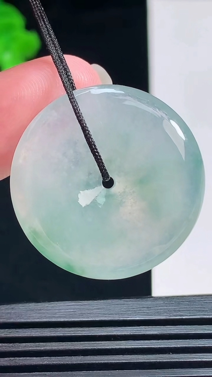 天然A货翡翠平安扣吊坠，尺寸28-5 重量:8.37g
7月15日