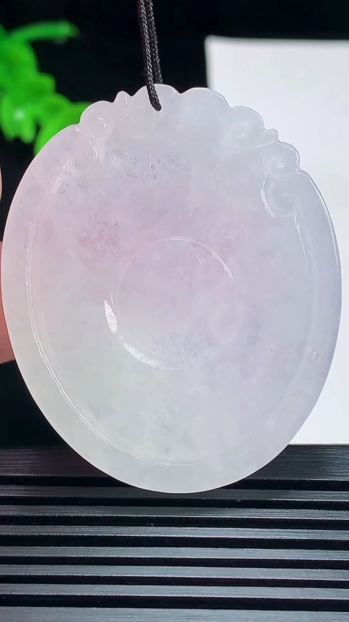 天然A货翡翠春带彩 紫罗兰仿古龙牌吊坠，尺寸49-40.6-5.2 重量:23.74g
7月15日