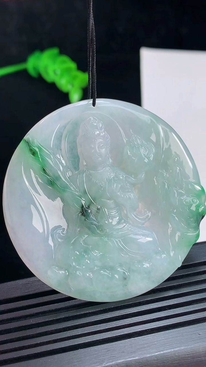 天然A货翡翠虚空藏菩萨吊坠，尺寸54-5.2 重量:29.48g
7月15日