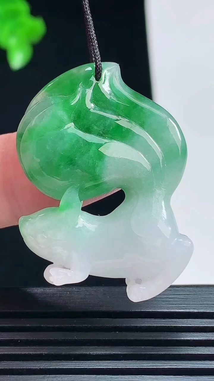天然A货翡翠松鼠吊坠，尺寸36-27-6.8 重量:9.80g
7月15日