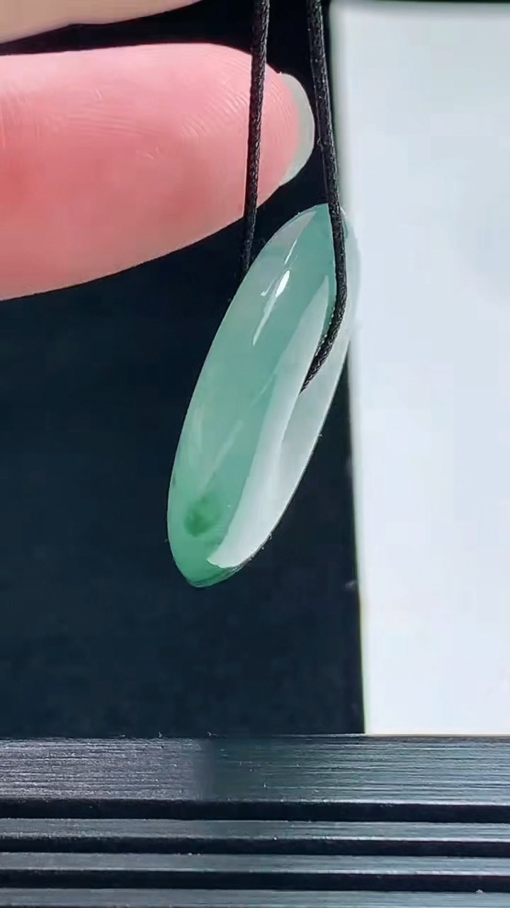 天然A货翡翠飘花平安扣吊坠，尺寸26.5-5.6 重量:8.49g
7月15日
