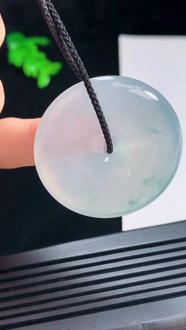 天然A货翡翠种飘花平安扣吊坠，尺寸36-6 重量:17.26g
7月15日