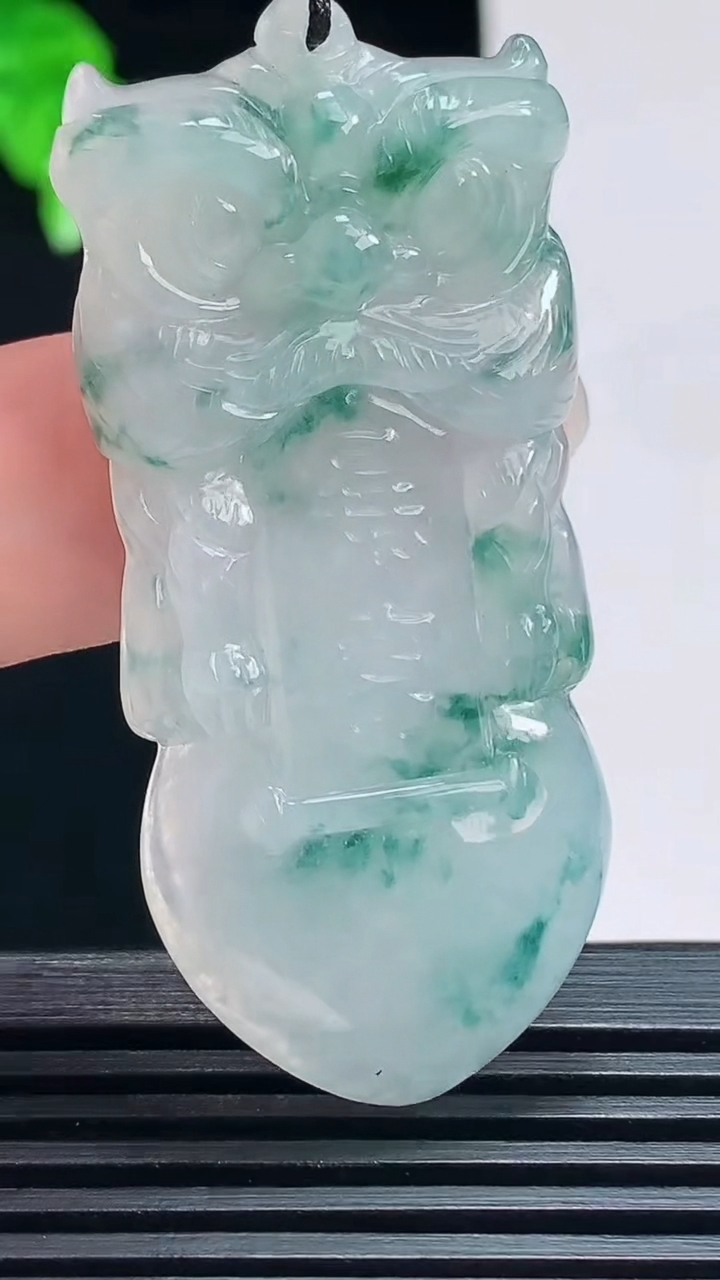 天然A货翡翠飘花狮子牌吊坠，尺寸53-24.5-6 重量:13.8g
7月15日