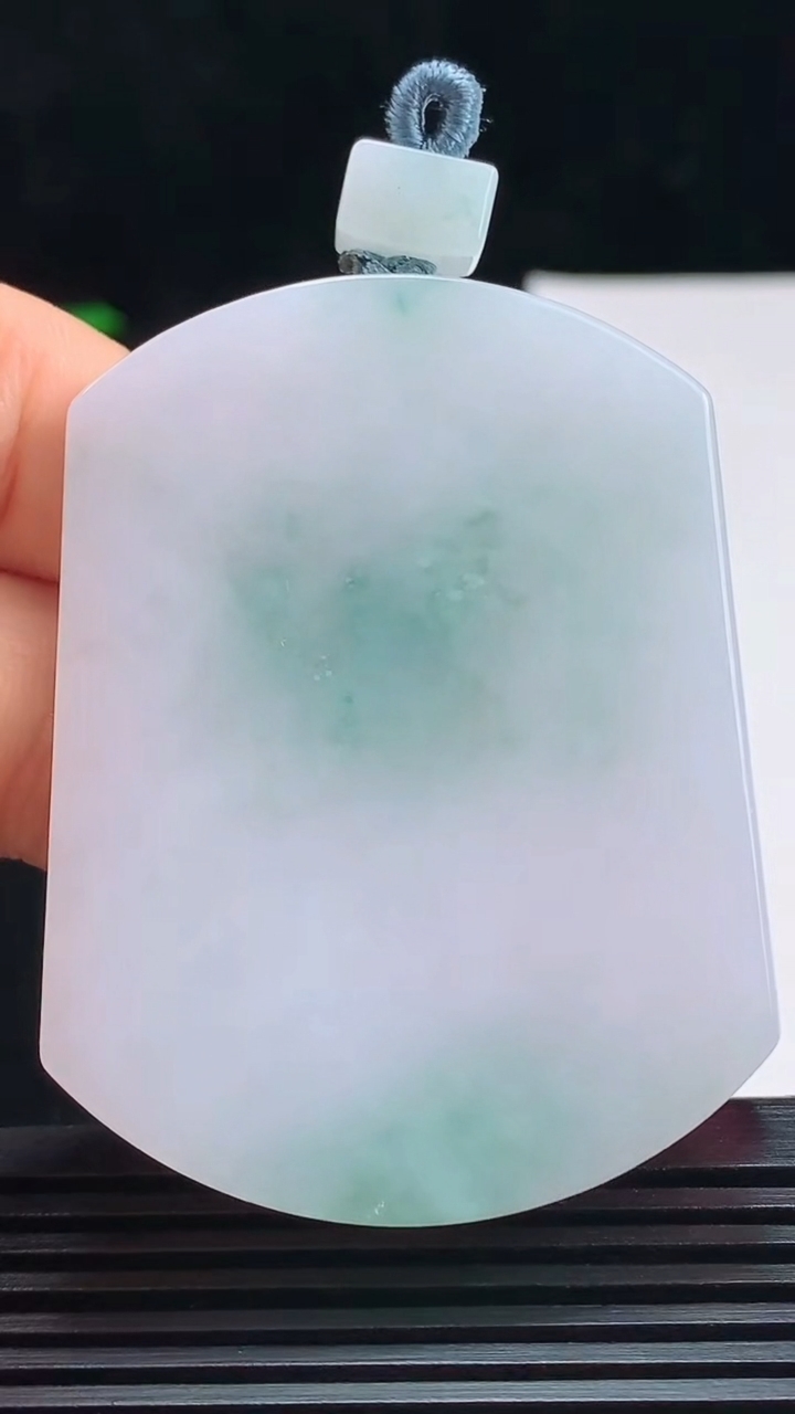 天然A货翡翠飘花无事牌吊坠，尺寸53-40-5.2 重量:35.41g
7月15日