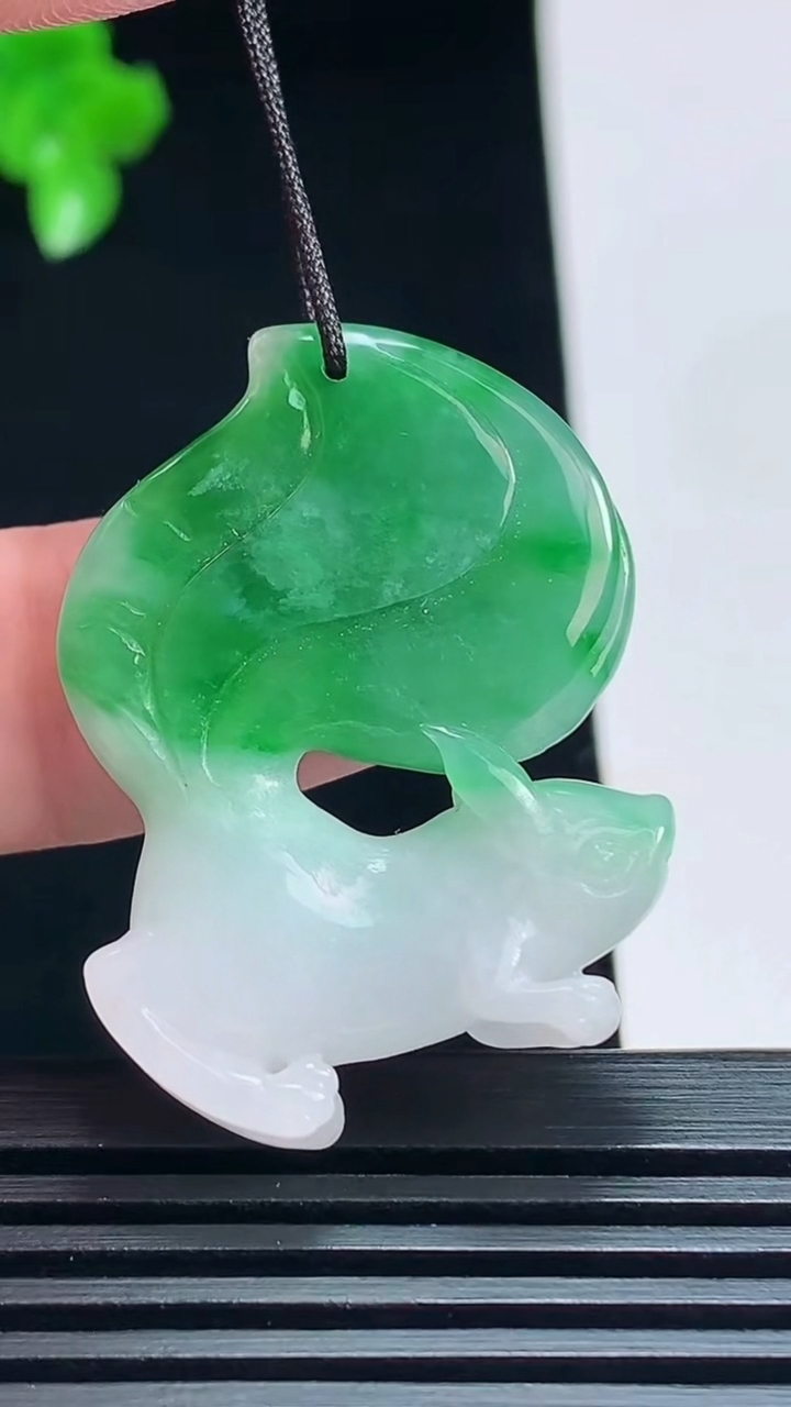天然A货翡翠松鼠吊坠，尺寸36-27-6.8 重量:9.80g
7月15日