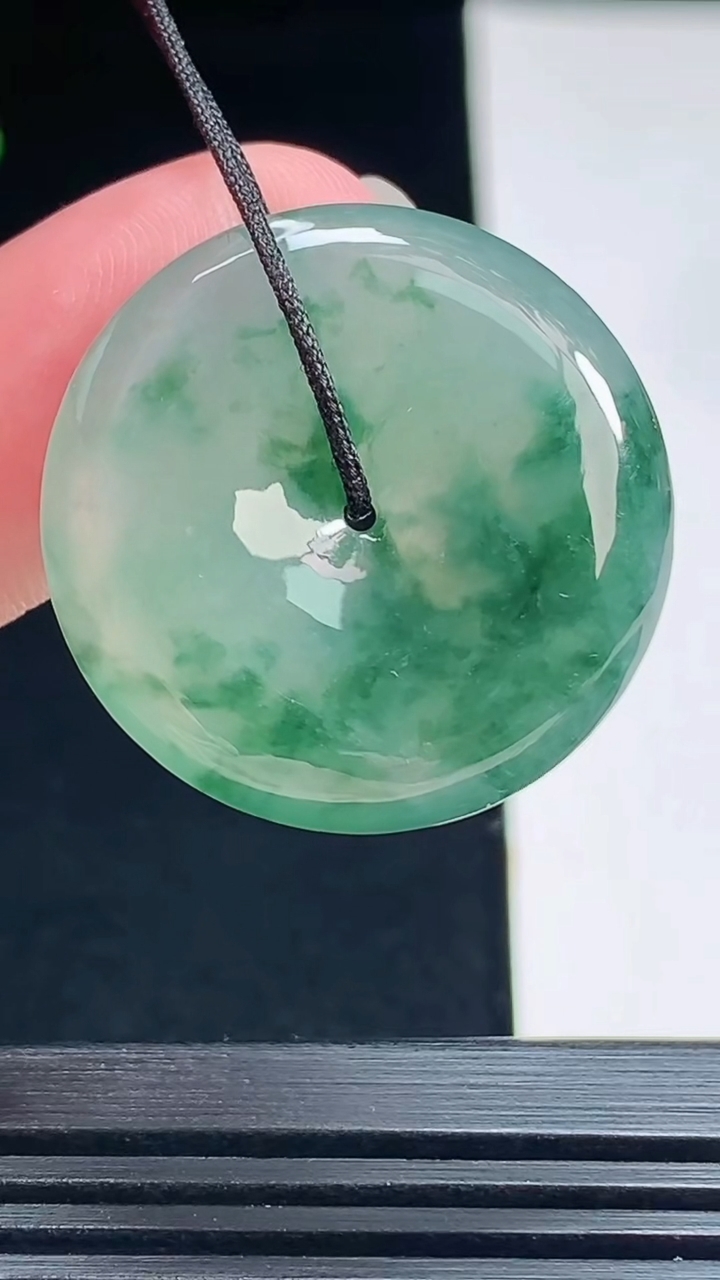 天然A货翡翠飘花平安扣吊坠，尺寸26.5-5.6 重量:8.49g
7月15日