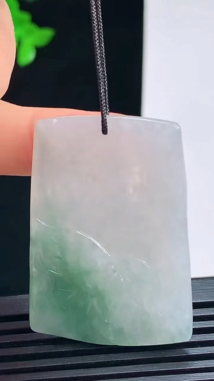 天然A货翡翠飘花千手观音菩萨吊坠，尺寸43.6-30-5.6 重量:15.87g
7月15日