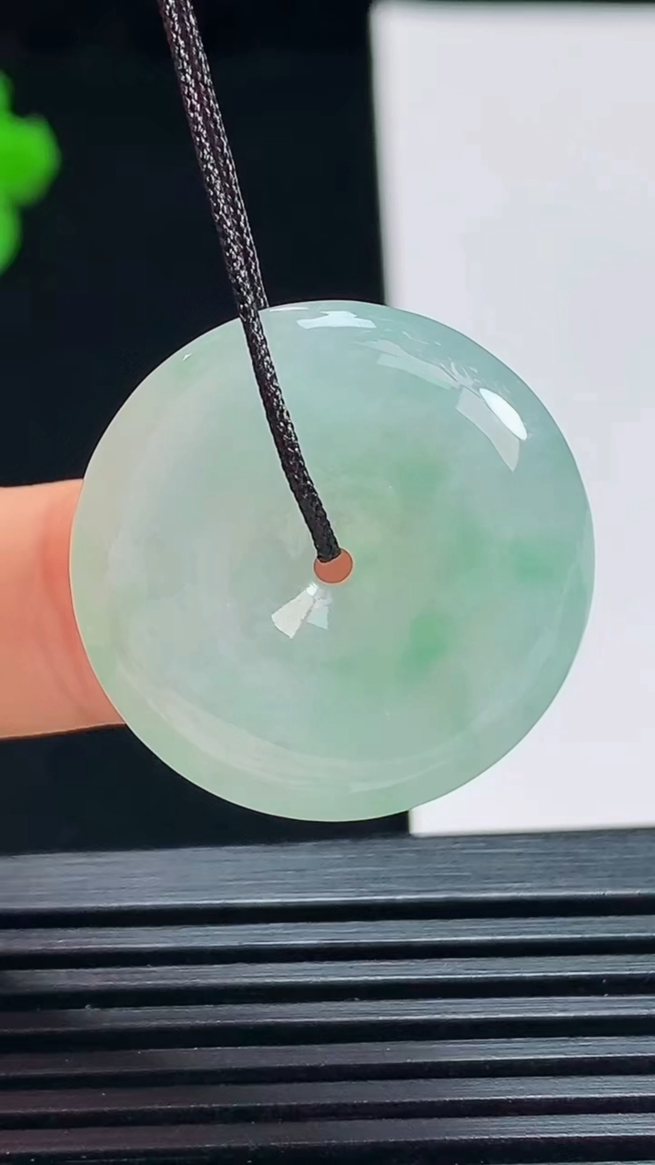 天然A货翡翠平安扣吊坠，尺寸24-5.6 重量:7.00g
7月15日