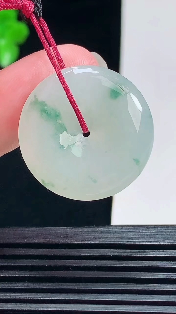 天然A货翡翠飘花平安扣吊坠，尺寸25-5 重量:6.58g
7月15日
