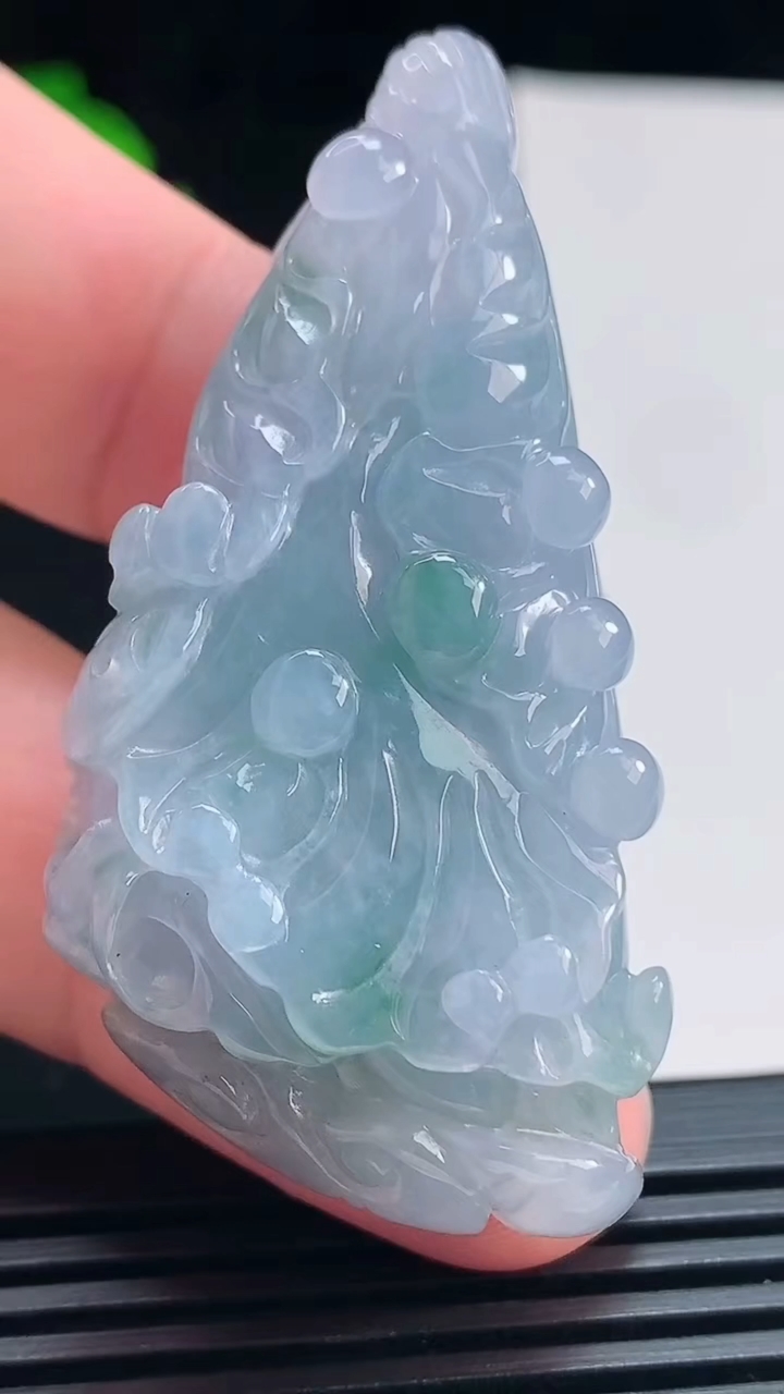 天然A货翡翠紫罗兰 飘花白菜吊坠，尺寸55-27.6-13 重量:30.36g
7月15日