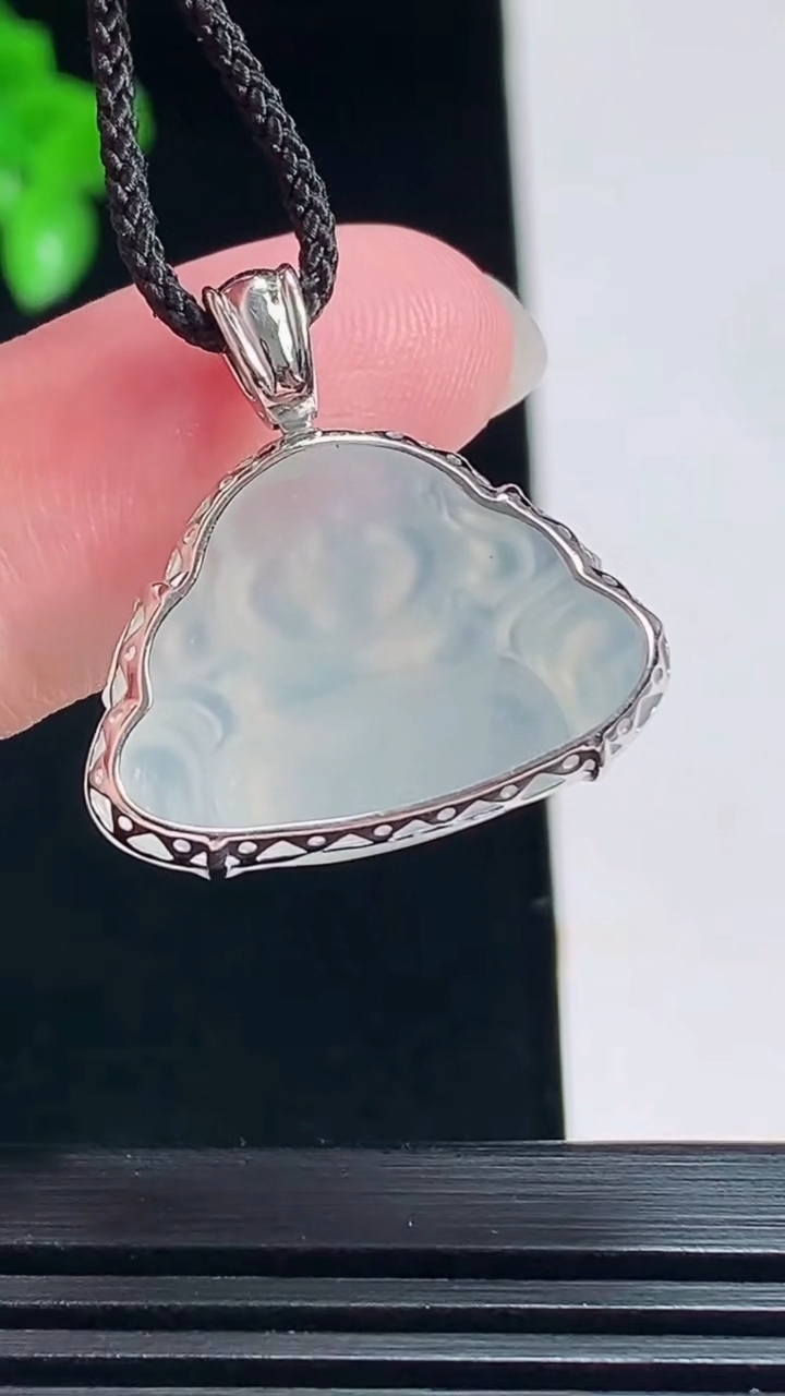 天然A货翡翠种白冰佛公吊坠，尺寸23-23-7，裸石16-23 重量:3.41g
7月15日