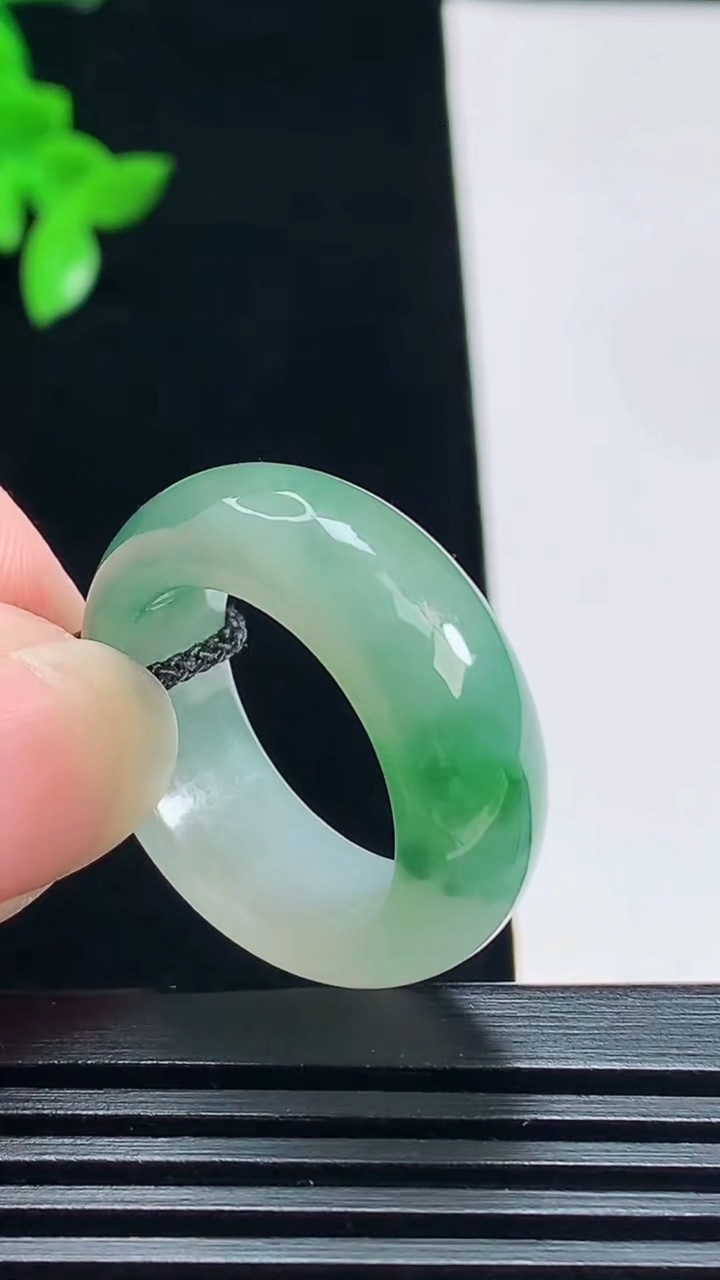 天然A货翡翠玉指环 戒指，尺寸18.6-8.8-4.5 重量:8.02g2026年7月15日
工厂直销收藏佳品,种好水足，色泽均匀，有种有色，上手高大气！
