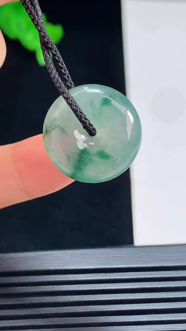 天然A货翡翠飘花平安扣吊坠，尺寸19-5.5 重量:4.00g
7月15日