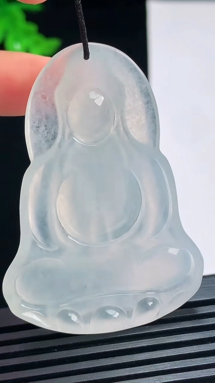 天然A货翡翠种白冰素衣观音吊坠，尺寸55-39-6 重量:21.98g
7月15日