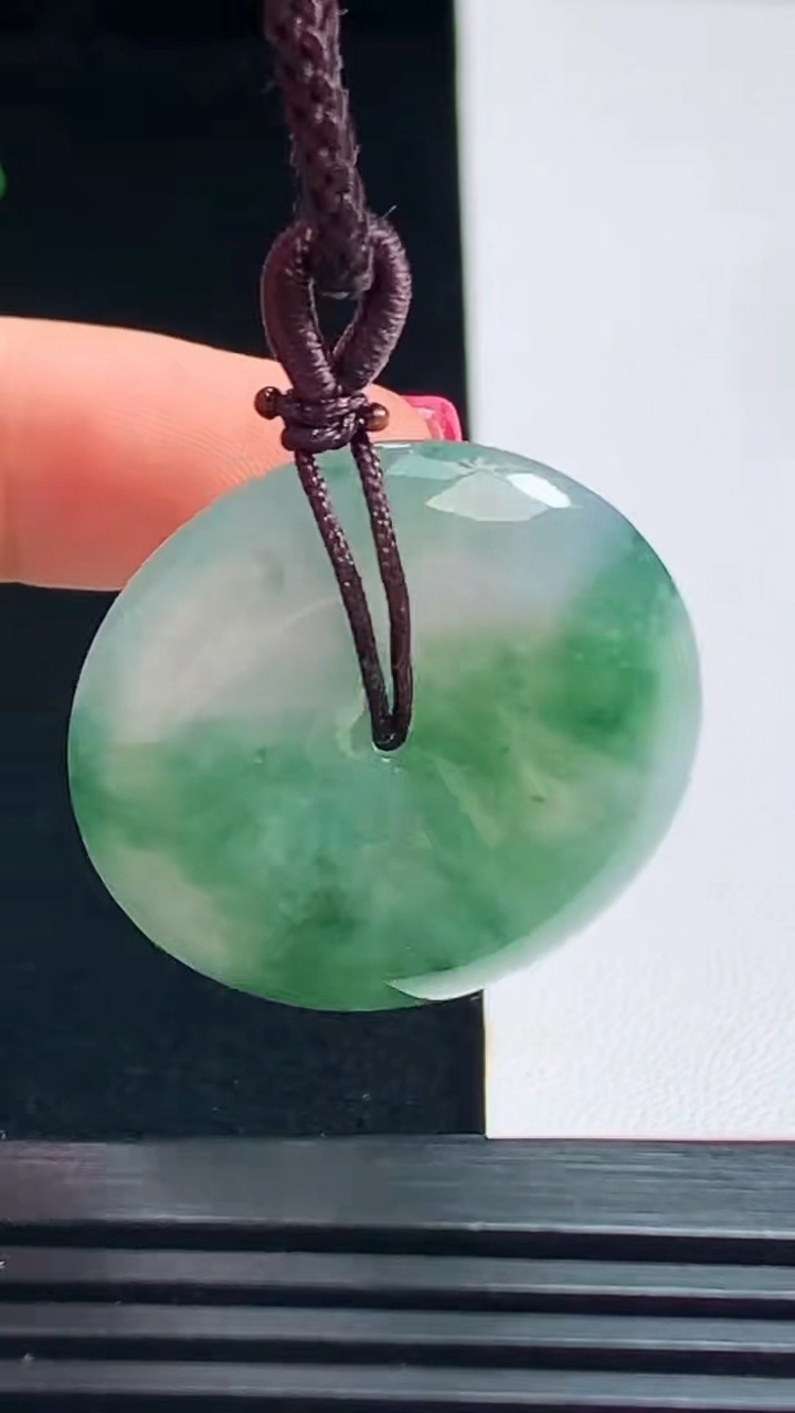天然A货翡翠平安扣吊坠，尺寸28-5.5 重量:9.00g
7月15日