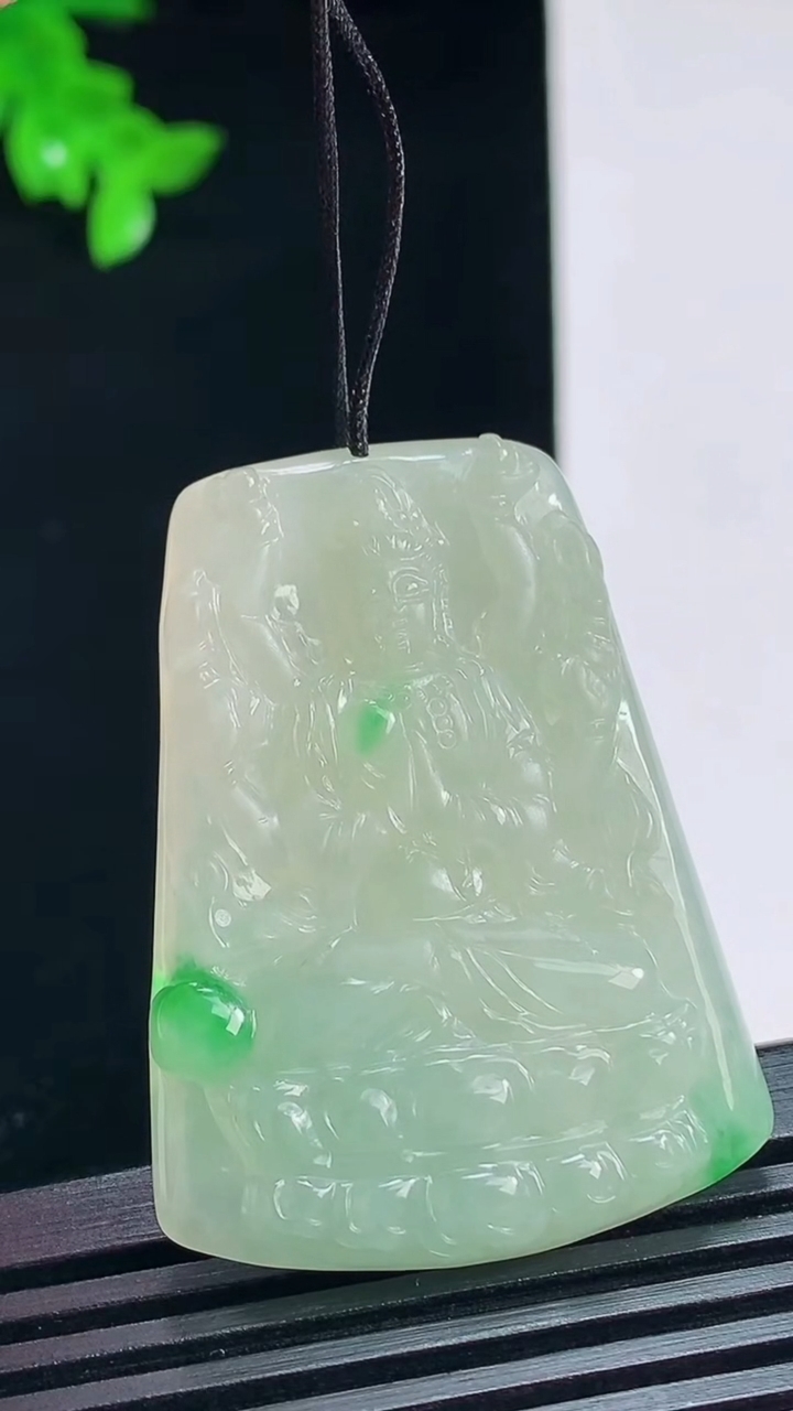 天然A货翡翠千手观音菩萨吊坠，尺寸43.6-32-5.8 重量:16.67g
7月15日