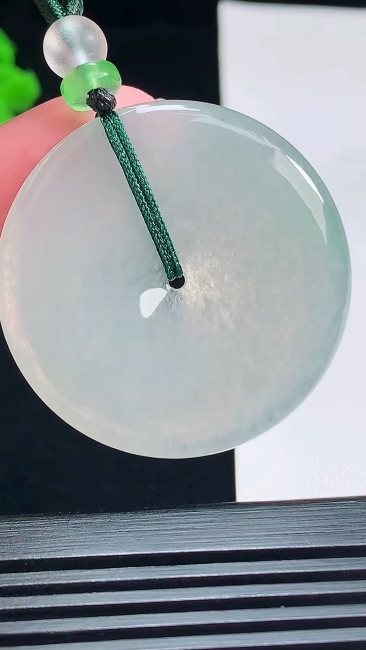 天然A货翡翠平安扣吊坠，尺寸36-4.5 重量:14.37g
7月15日