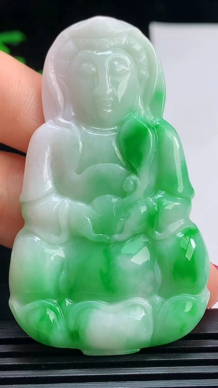 天然A货翡翠正装观音吊坠，尺寸61-36-6 重量:24.54g
7月15日