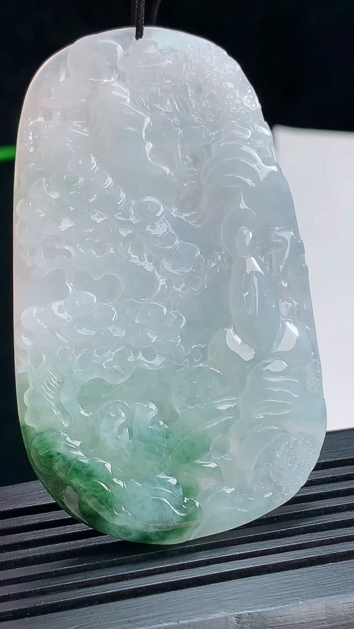 天然A货翡翠牌吊坠，尺寸67.2-40.6-5.2 重量:32.08g
7月15日